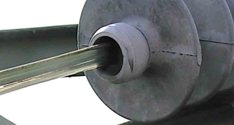 Хрупкое разрушение полимерного длинностержневого изолятора 220 кВ