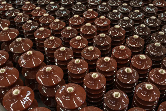 Повышение долговечности керамических изоляторов: механизмы старения и передовые решения в области покрытий