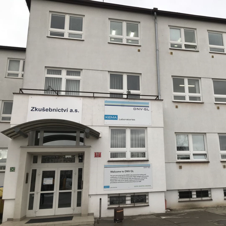 Вырез предохранителя прошел типовые лабораторные испытания KEMA.