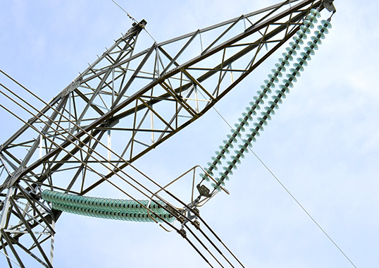 Показатели загрязнения изолятора в постоянном токе: теоретические модели, лабораторные испытания и полевой опыт