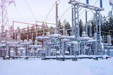 Многофункциональная интегрированная конструкция покрытия и механизм самоочистения для композитных изоляторов в высоких высотах с большими загрязненными областями