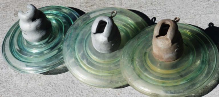 Пескоструйная машина распыляет стекловолоконные шарики на арматуру, эффективно удаляя ржавчину