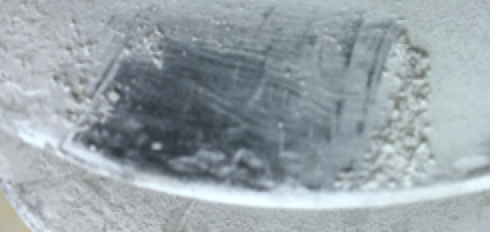 Трещины видны в сараях при изгибе.