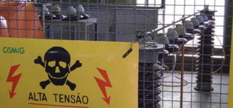 Электрические испытания, проведенные на всех переработанных фарфоровых дисках для подтверждения целостности оболочки