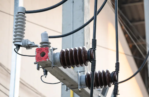 Технический анализ мод отказа от оксида металла (MOV): проникновение влаги, старение или тепловая надгрузка?