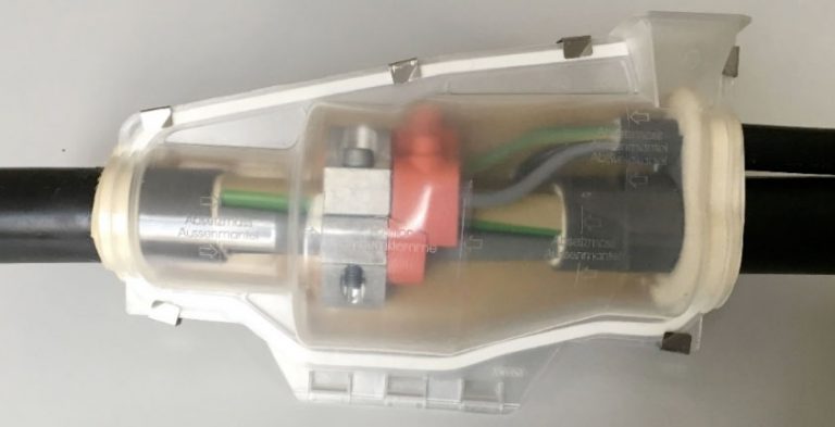 Пример низковольтного соединения из литой смолы с компактным зажимом