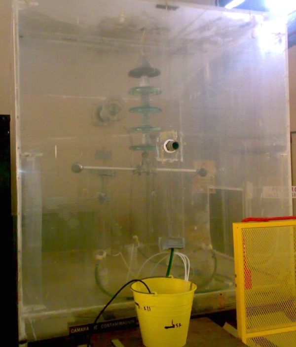 Чистая туманная камера, где оценивались изоляторы