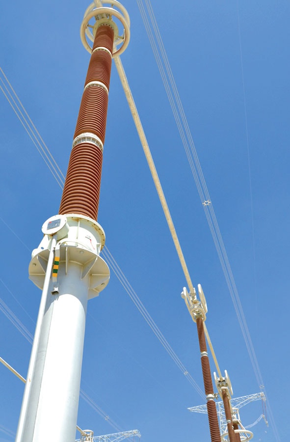 Счетчик перенапряжения, установленный на постаменте разрядника