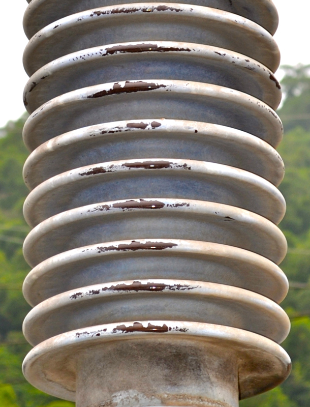 Состояние этого покрытия указывает на то, что срок его службы истек