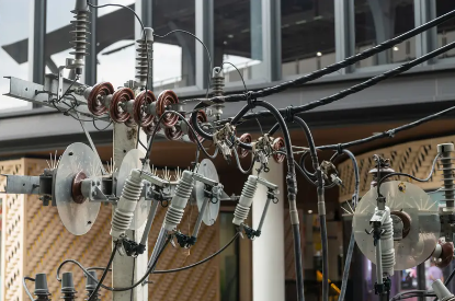 Как выпадающие предохранители изолируют неисправности за миллисекунды и защищают ваше критически важное оборудование