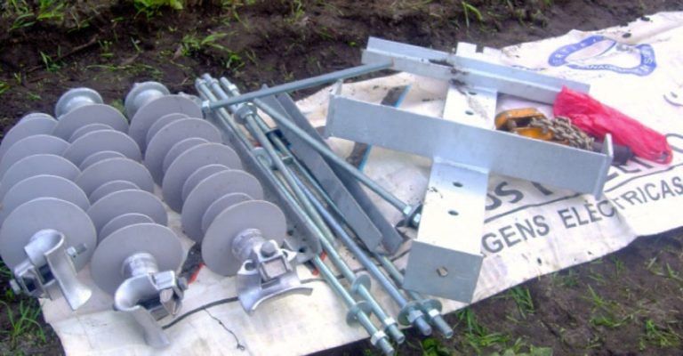 Комплект сломанных бетонных столбов